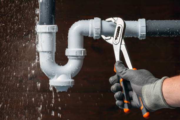 Professional Emergency Plumber technician working in Lott, TX